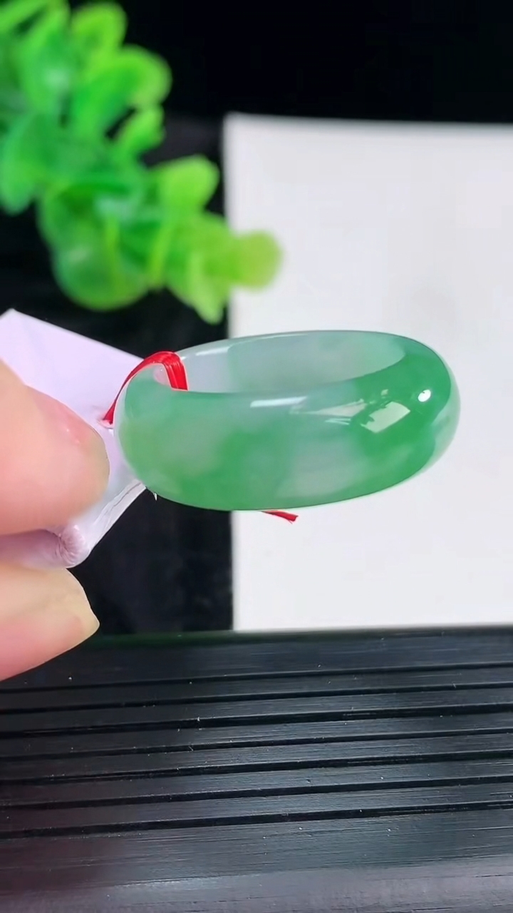 天然A货翡翠素面玉指环 戒指，尺寸19.4-9-4.2重量:8.97g2026年3月30日
工厂直销收藏佳品,种好水足，色泽均匀，有种有色，上手高大气！