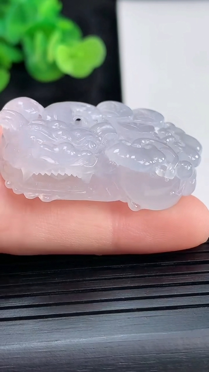 天然A货翡翠霸王貔貅吊坠，尺寸40.5-20-12重量:22.25g
3月30日