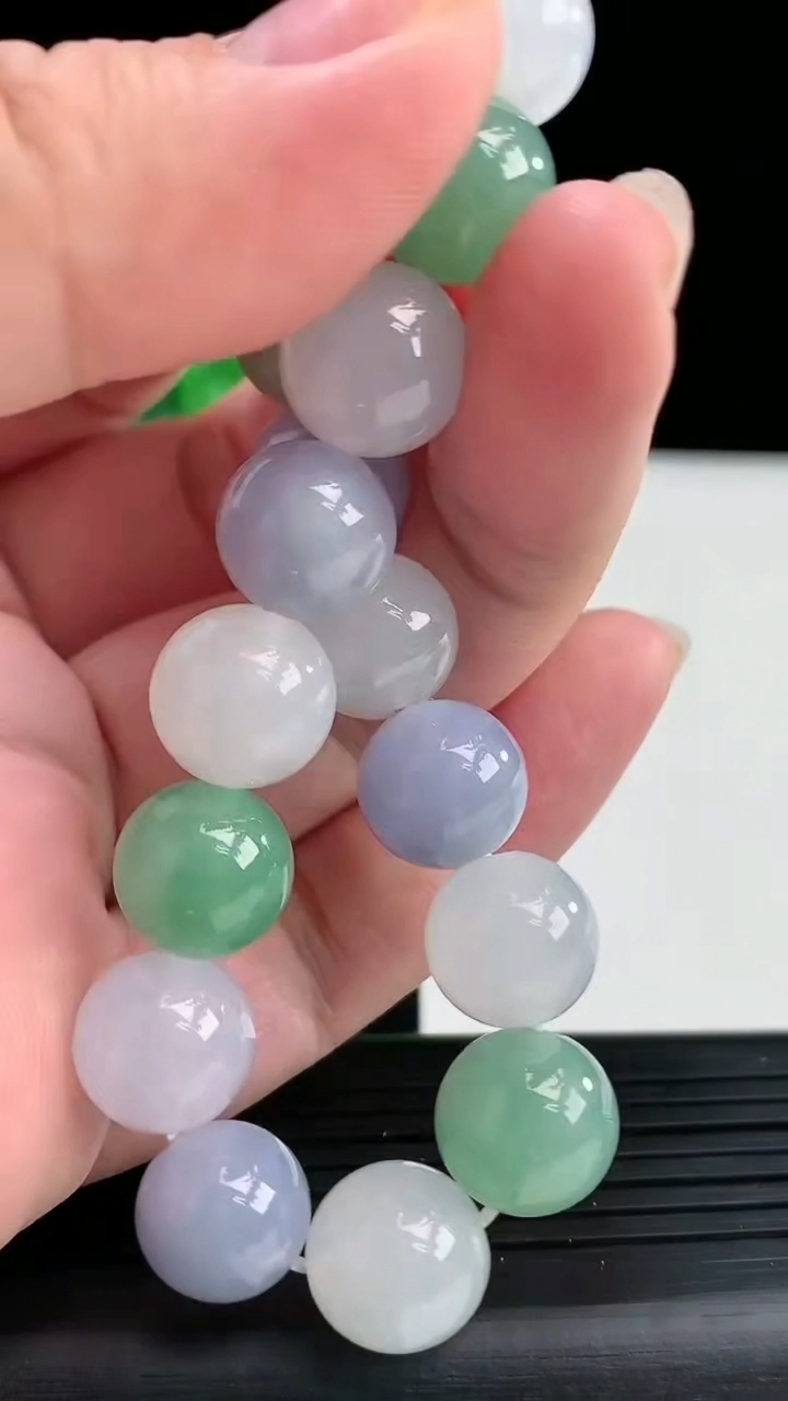 天然A货翡翠双彩春带彩圆珠手串，尺寸12重量:46.21g3月30日
工厂直销收藏佳品,种好水足，色泽均匀，有种有色，上手高大气！