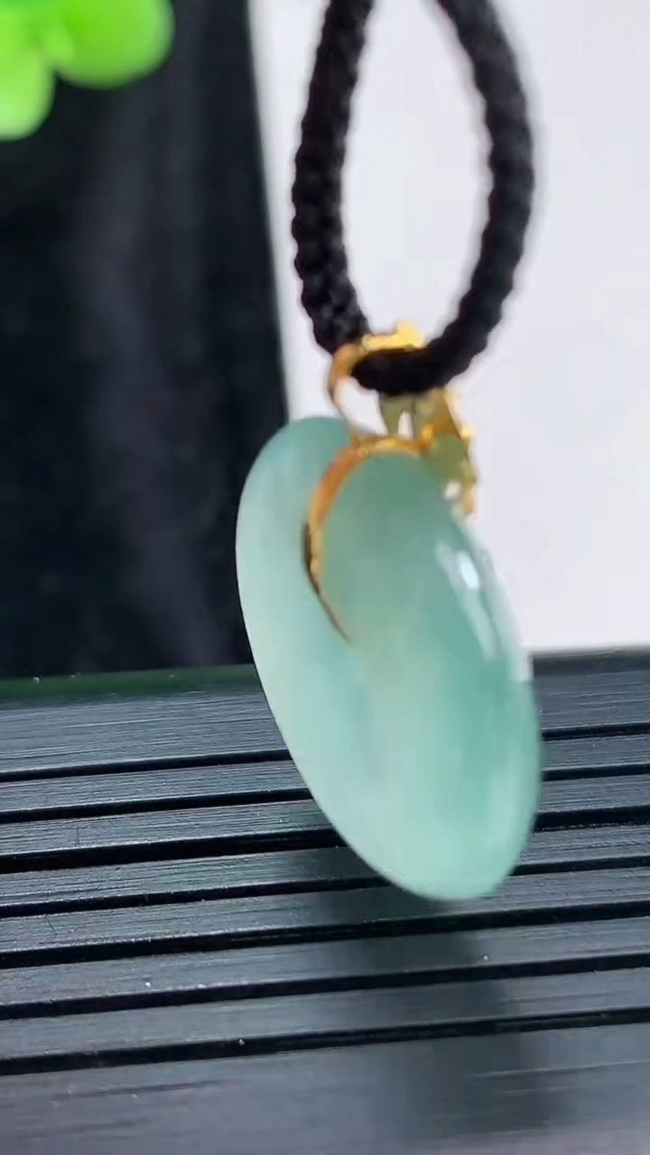 天然A货翡翠平安扣吊坠，尺寸20-5.2重量:4.55g
3月30日
