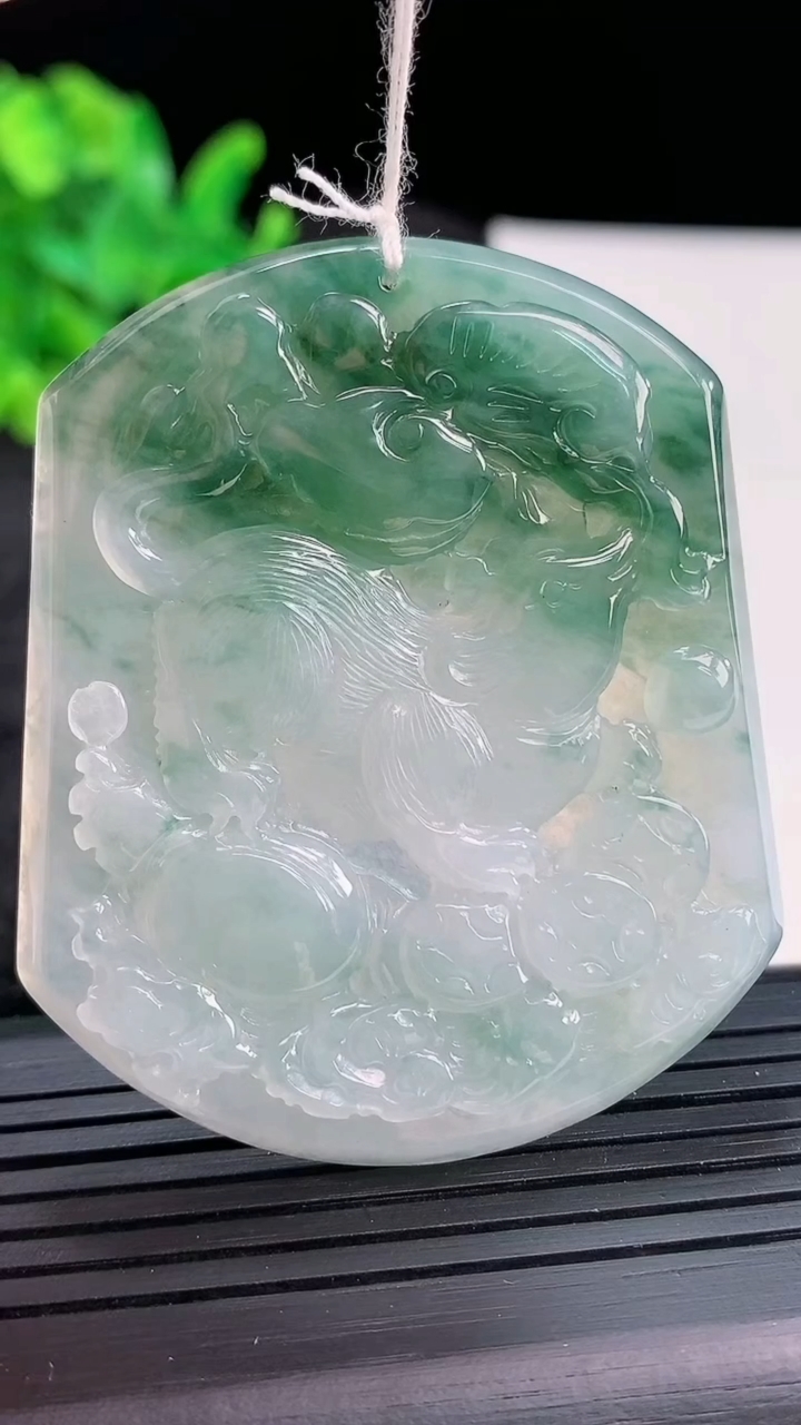 天然A货翡翠冰种飘花生肖鼠吊坠，尺寸55-46-5.5重量:30.12g
3月30日