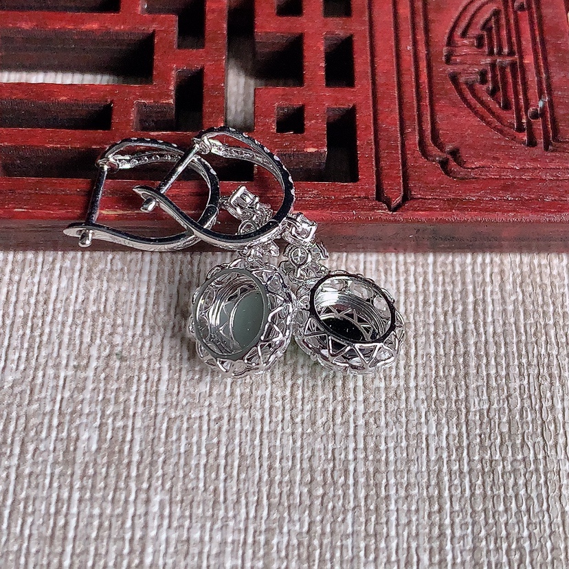 天然A货翡翠18K金伴钻镶嵌阳绿蛋面耳坠 
尺寸6.6-6.2-5.6mm 重量2.58g 0329