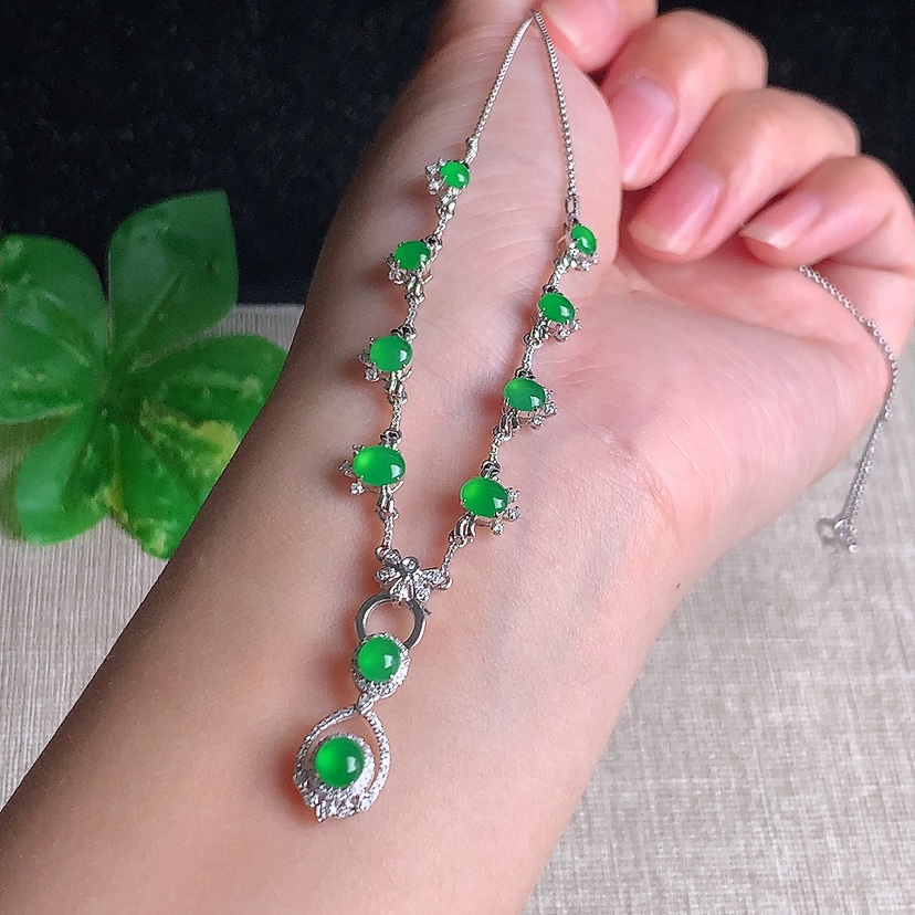 天然A货翡翠18K金伴钻镶嵌满绿蛋面项链 
尺寸4.4-4.2-6.2mm 重量5.88g 0329