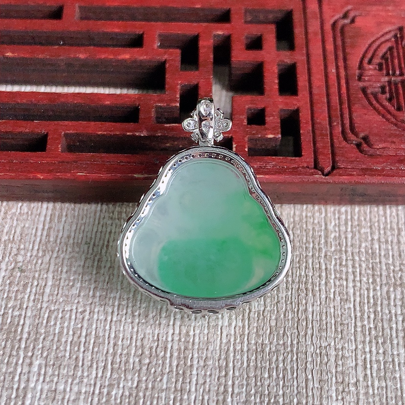 天然A货翡翠18K金伴钻镶嵌飘阳绿佛公吊坠 
尺寸26-20.4-9裸石16.5-18mm 重量4.