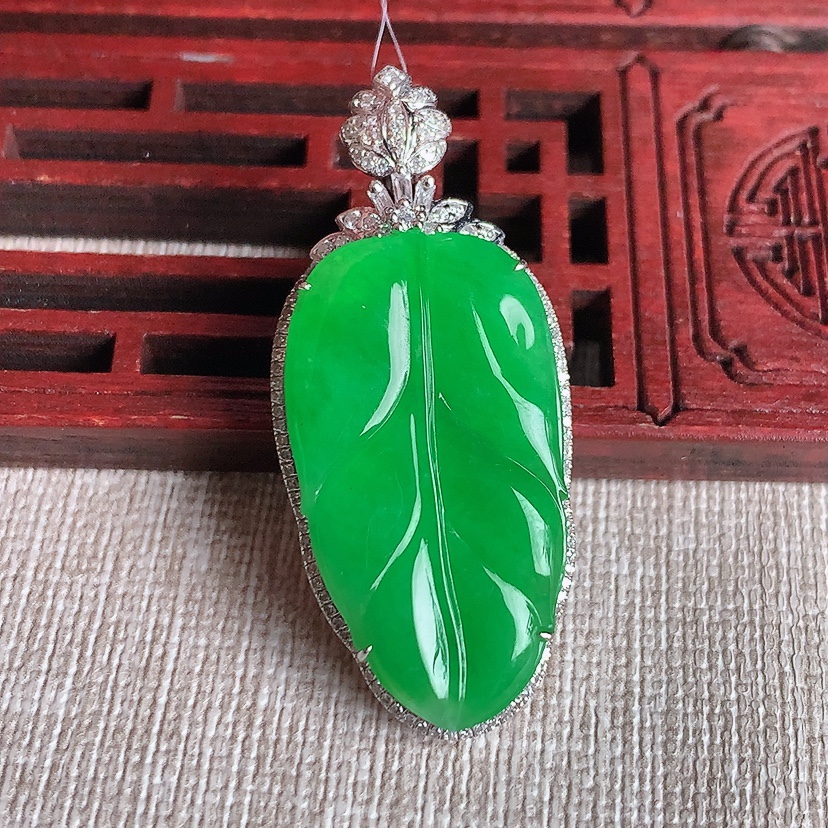 天然A货翡翠18K金伴钻镶嵌阳绿叶子金枝玉叶吊坠 
尺寸41-18-9裸石29.2-16mm 重量8.80g 0329