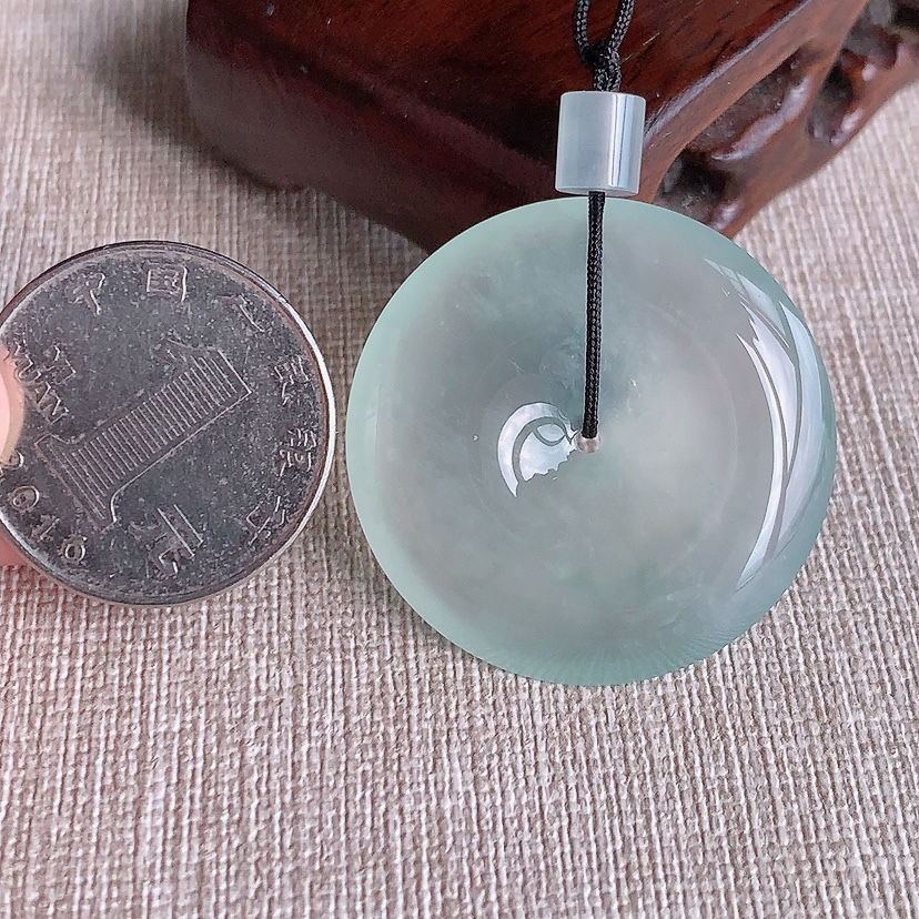 天然A货翡翠晴水平安扣吊坠 
尺寸33.6-6mm 重量14.88g 0329