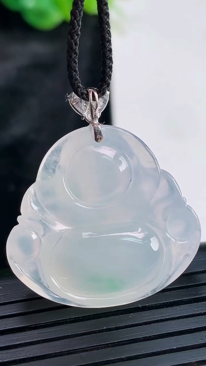 天然A货翡翠佛公吊坠，尺寸26.5-29.5-6.2重量:7.42g
3月30日