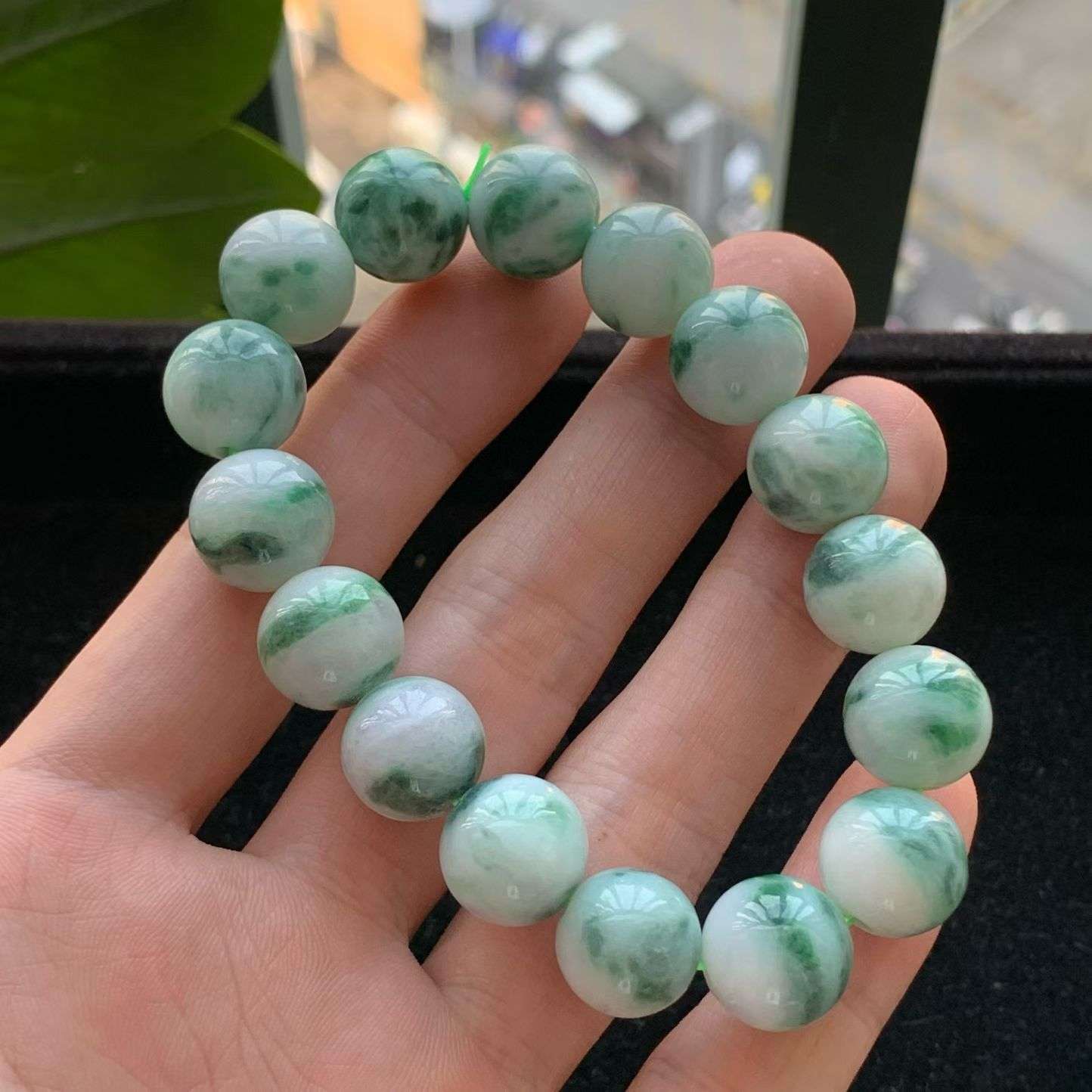 A货天然翡翠冰糯种飘花手串重量62.90
3月30日