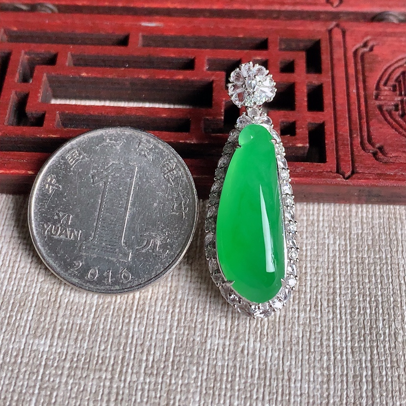 天然A货翡翠18K金伴钻镶嵌阳绿福瓜吊坠 
尺寸36.6-13-12裸石24.6-8.8mm 重量6.80g 0329