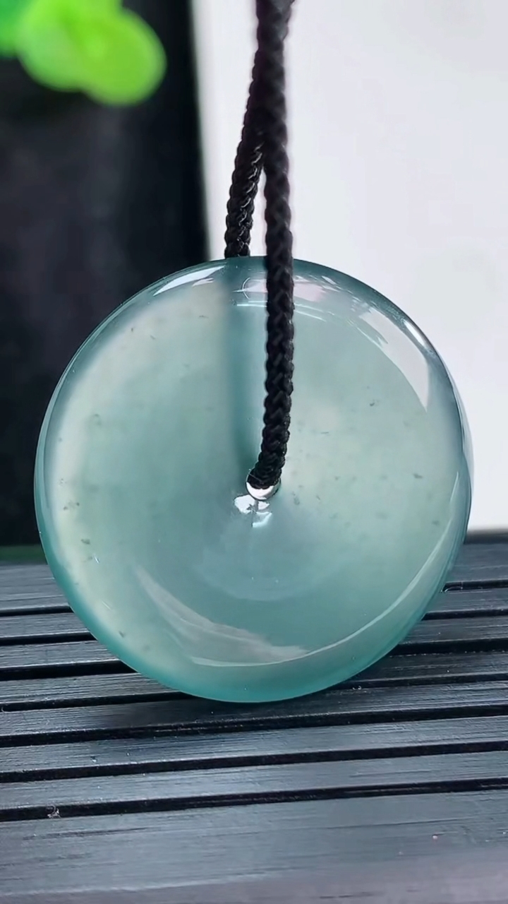 天然A货翡翠冰种蓝水平安扣吊坠，尺寸26-4.5重量:6.25g
3月30日