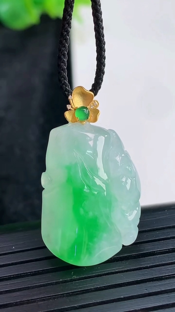 天然A货翡翠节节高升 竹节吊坠，尺寸23-17-8重量:5.72g
3月30日