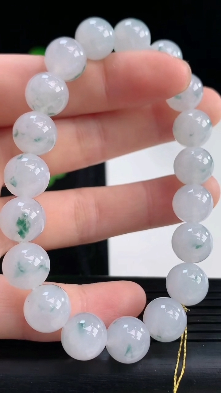 天然A货翡翠飘花圆珠手串，尺寸10，重量:32.77g3月30日
工厂直销收藏佳品,种好水足，色泽均匀，有种有色，上手高大气！