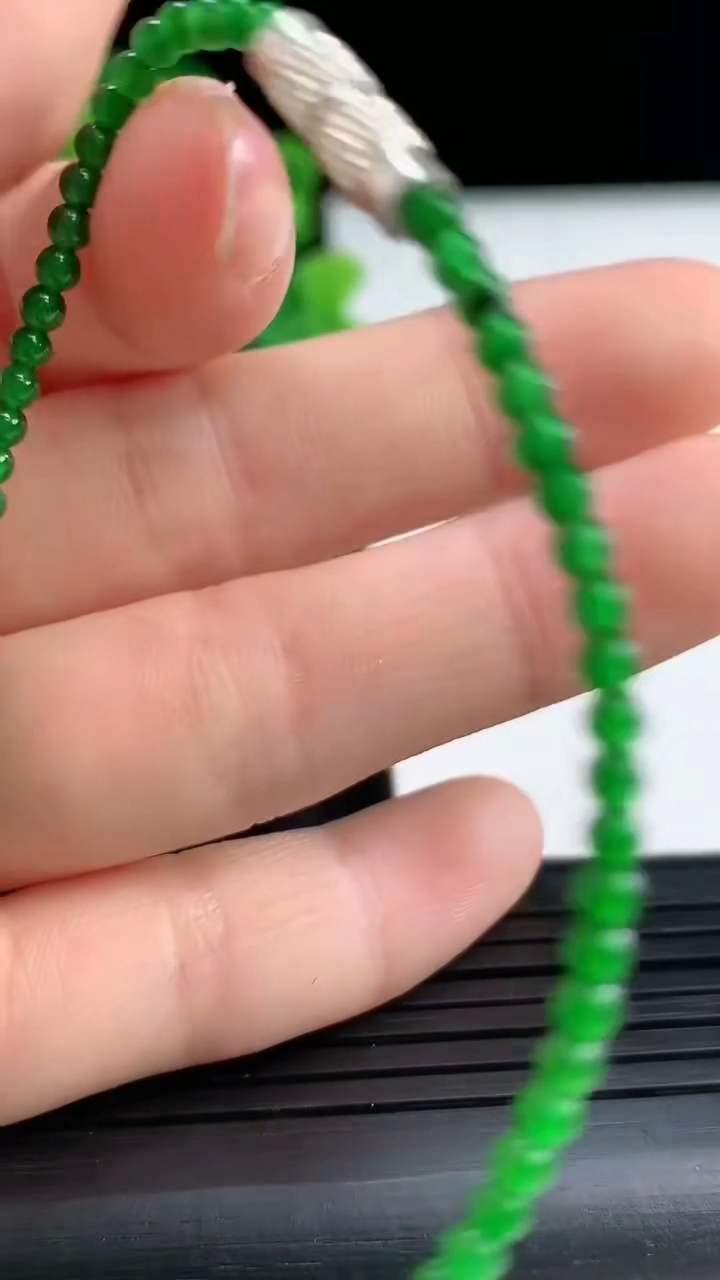 天然A货翡翠小米圆珠手串，尺寸2.5重量:2.84g3月30日
工厂直销收藏佳品,种好水足，色泽均匀，有种有色，上手高大气！