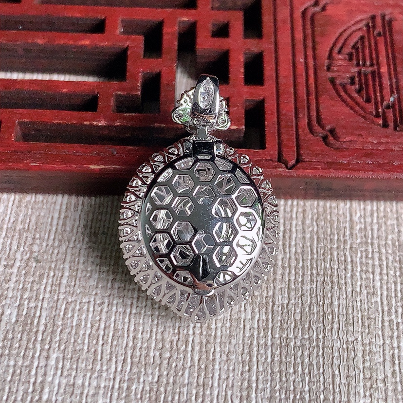 天然A货翡翠18K金伴钻镶嵌阳绿蛋面吊坠 
尺寸27.6-18.8-16.2-12mm 重量7.70