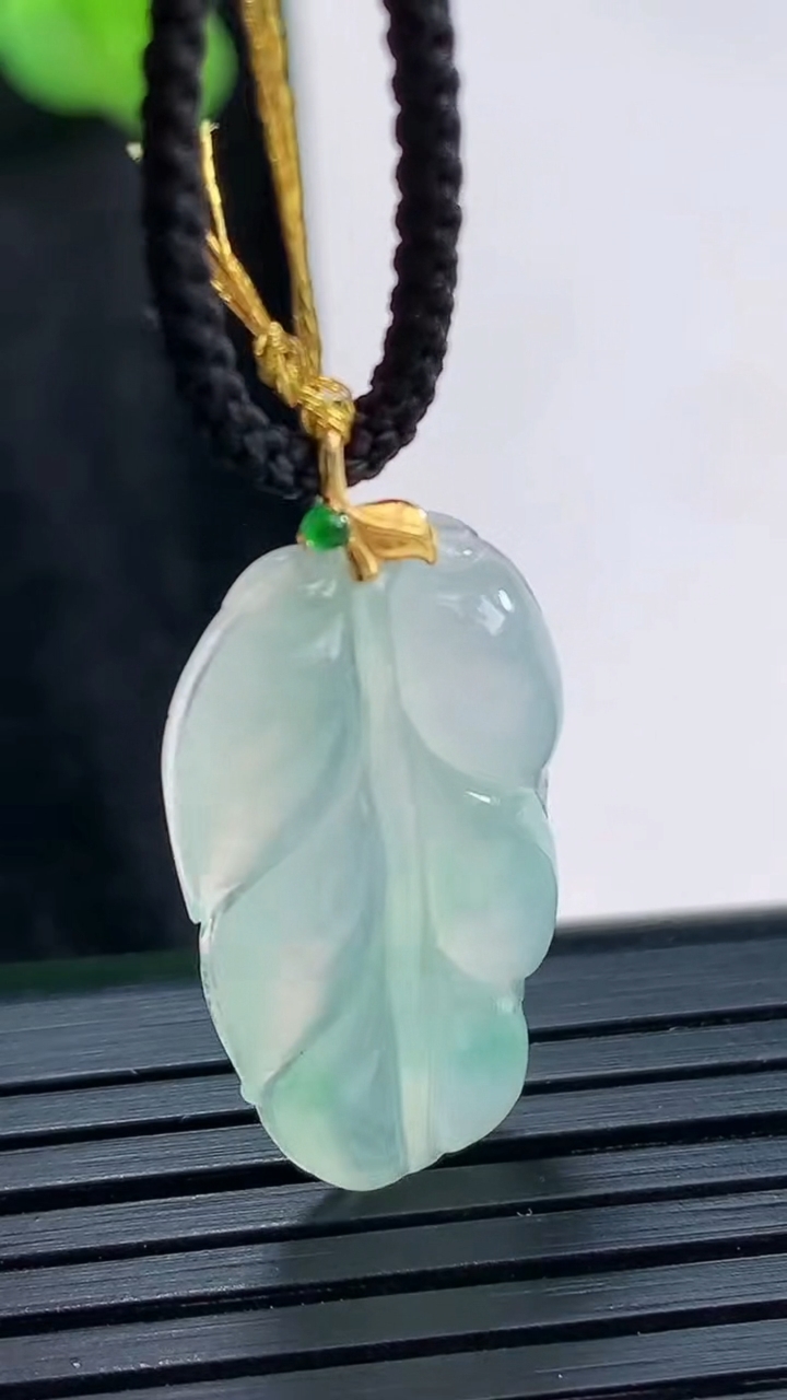 天然A货翡翠金枝玉叶 叶子吊坠，尺寸25-14-3.5重量:2.57g
3月30日