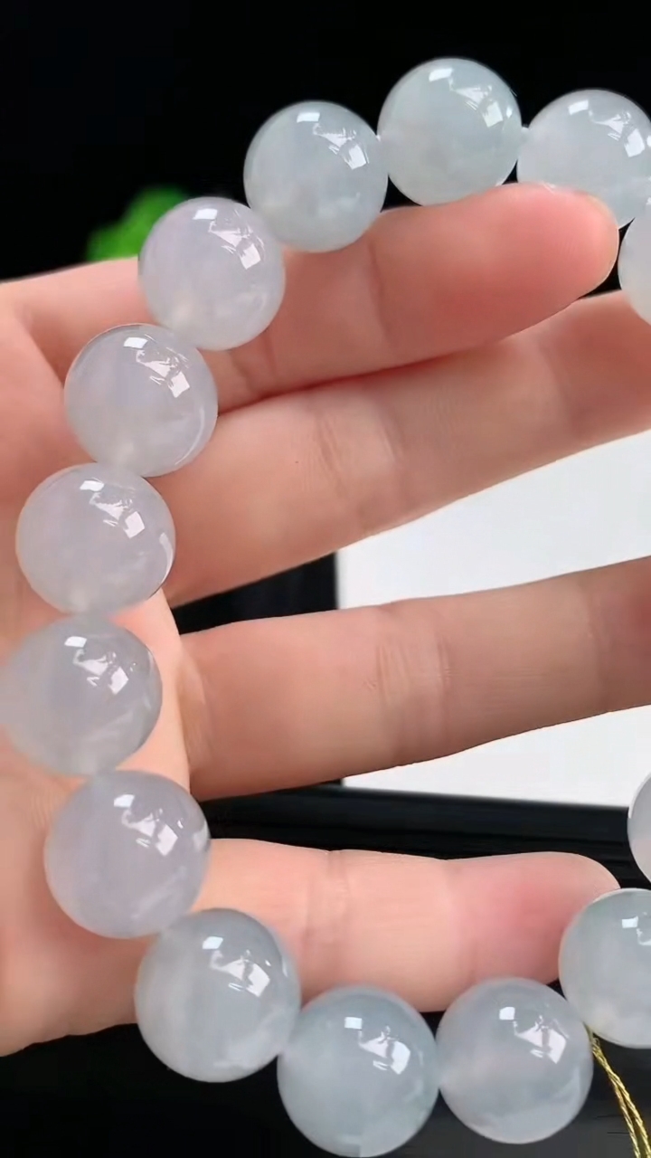 天然A货翡翠种飘花圆珠手串，尺寸12重量:48.59g3月30日
工厂直销收藏佳品,种好水足，色泽均匀，有种有色，上手高大气！