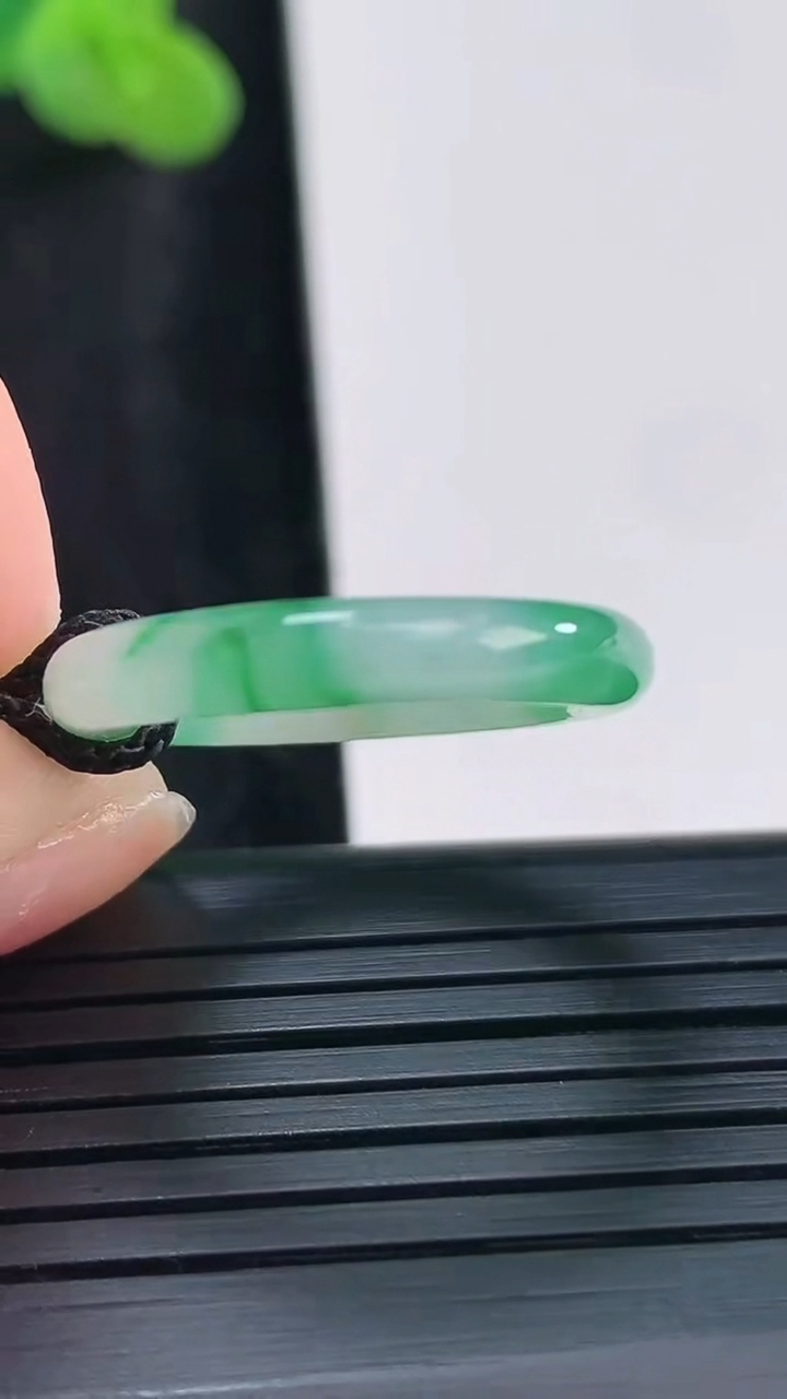 天然A货翡翠素面指环 戒指，尺寸16.6-3.8重量:2.22g2026年3月30日
工厂直销收藏佳品,种好水足，色泽均匀，有种有色，上手高大气！