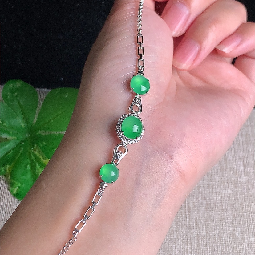 天然A货翡翠18K金伴钻镶嵌甜绿蛋面手链 
尺寸8-7.3-7mm 重量5.53g 0329