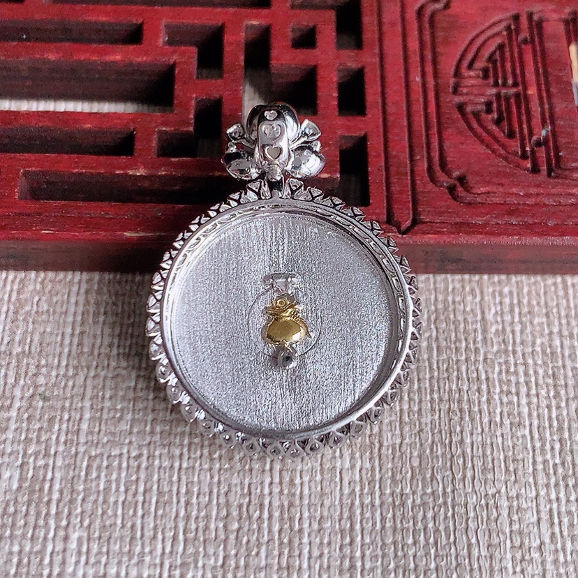 天然A货翡翠18K金伴钻镶嵌满绿无事牌吊坠 
尺寸30.5-22.5-7.3裸石18.5mm 重量4