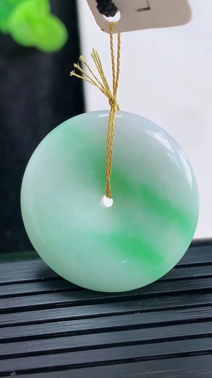 天然A货翡翠平安扣吊坠，尺寸27-5.2重量:8.22g
3月30日