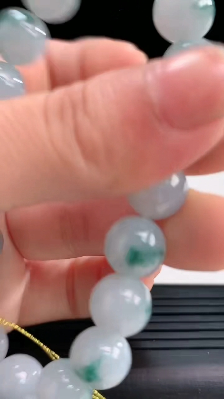 天然A货翡翠飘花圆珠手串，尺寸10重量:33.86g3月30日
工厂直销收藏佳品,种好水足，色泽均匀，有种有色，上手高大气！