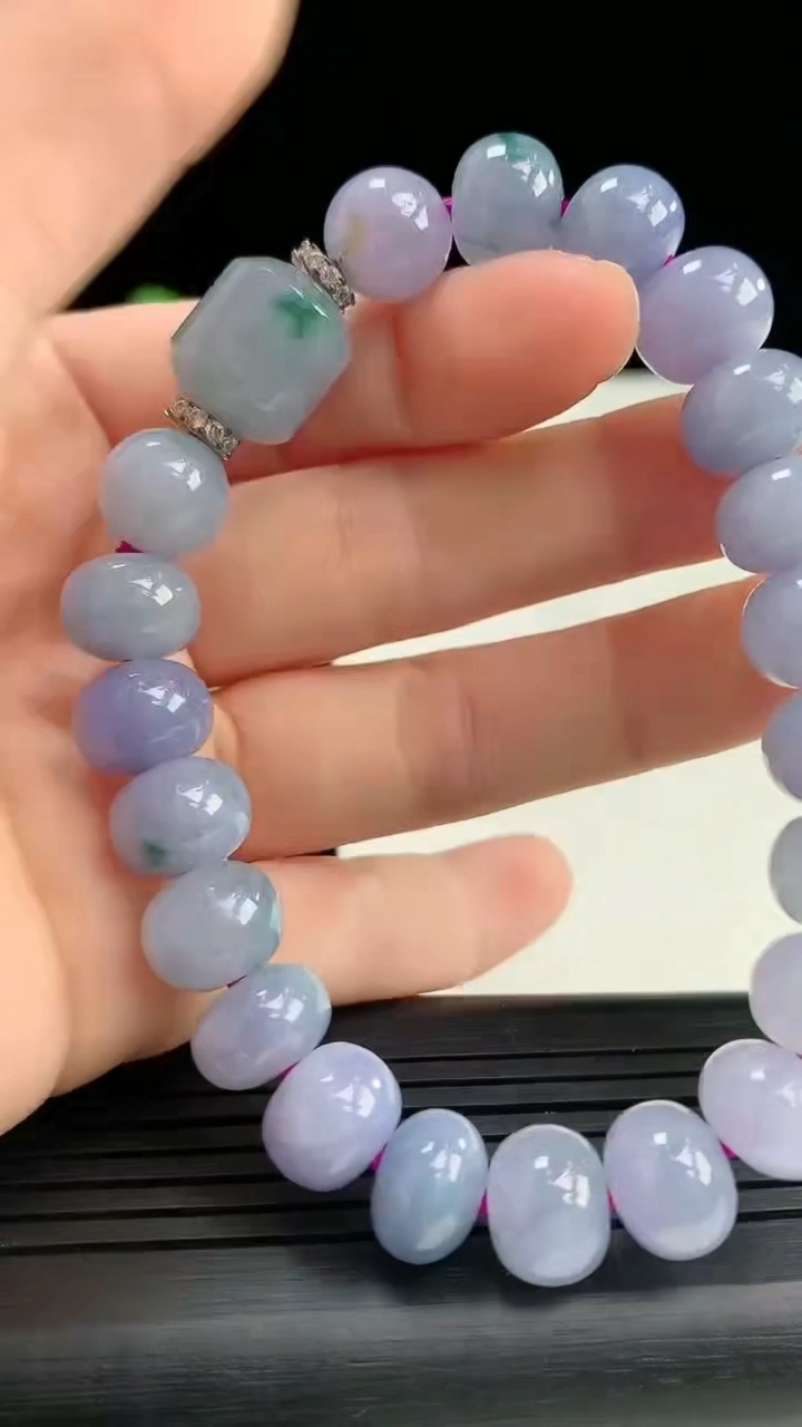 天然A货翡翠紫罗兰算盘珠手串尺寸9.9-8.1-21颗重量:41.00g3月30日
工厂直销收藏佳品,种好水足，色泽均匀，有种有色，上手高大气！