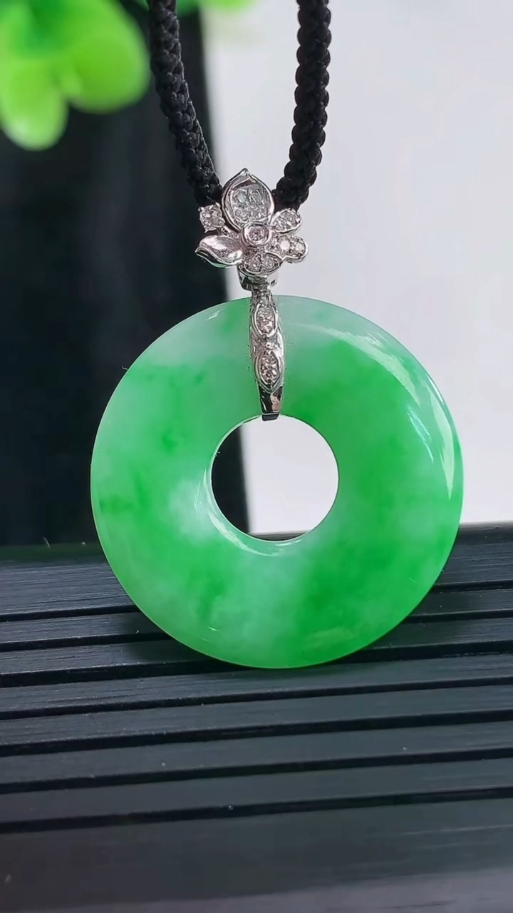 天然A货翡翠平安环吊坠，尺寸23.6-3重量:3.82g
3月30日