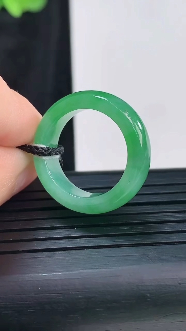 天然A货翡翠素面玉指环 戒指 尺寸16.2-6-3.5重量:3.75g2026年3月30日
工厂直销收藏佳品,种好水足，色泽均匀，有种有色，上手高大气！