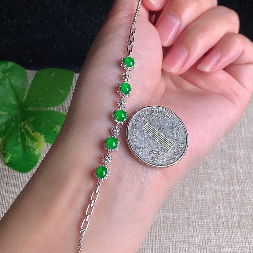 天然A货翡翠18K金伴钻镶嵌阳绿蛋面手链 
尺寸4.3-5mm 重量3.75g 0329