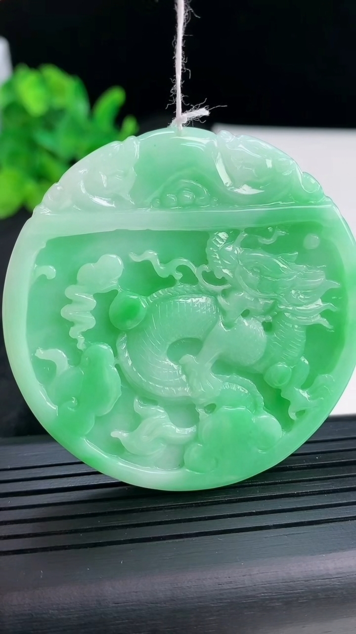 天然A货翡翠龙牌吊坠，尺寸54-6重量:40.66g
3月30日