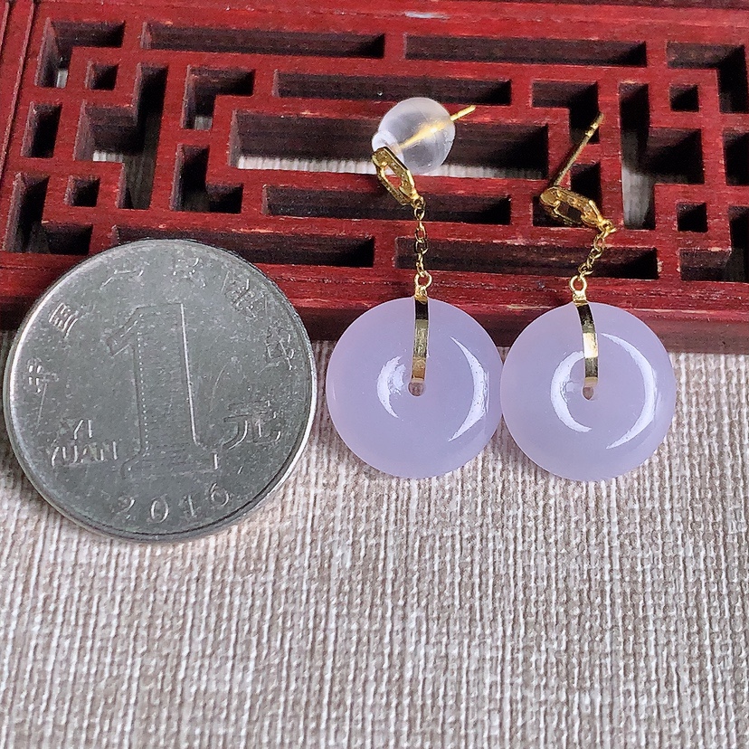 天然A货翡翠18K金镶嵌紫罗兰平安扣耳坠 
尺寸14.5-4.3mm 重量4.10g 0329