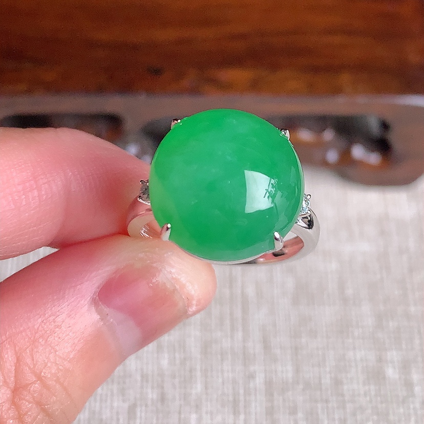 天然A货翡翠18K金伴钻镶嵌阳绿蛋面戒指 圈口17.3裸石
尺寸14.6-14.2mm 重量6.43