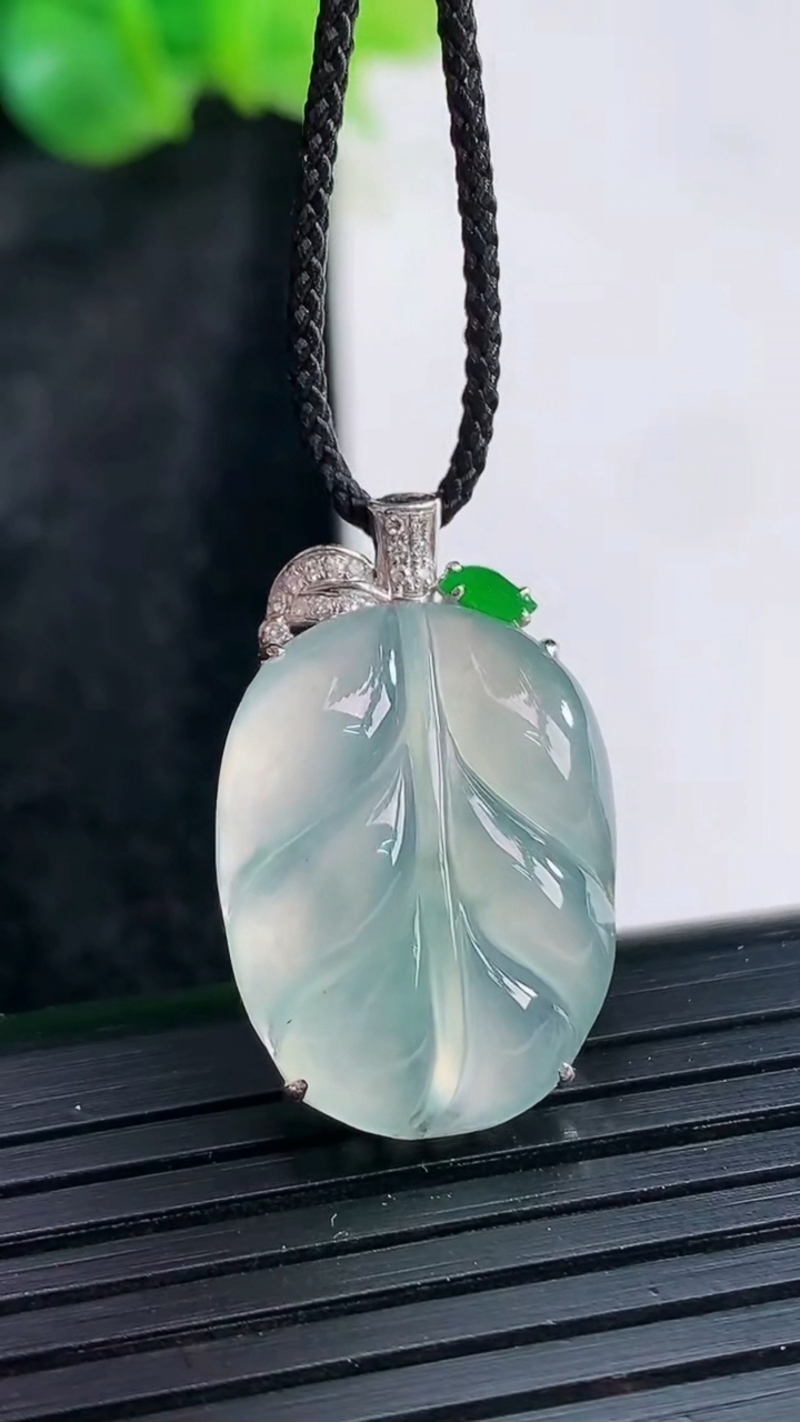 天然A货翡翠种飘花金枝玉叶 叶子吊坠，尺寸26-16-7，裸石21-16重量:3.92g
3月30日