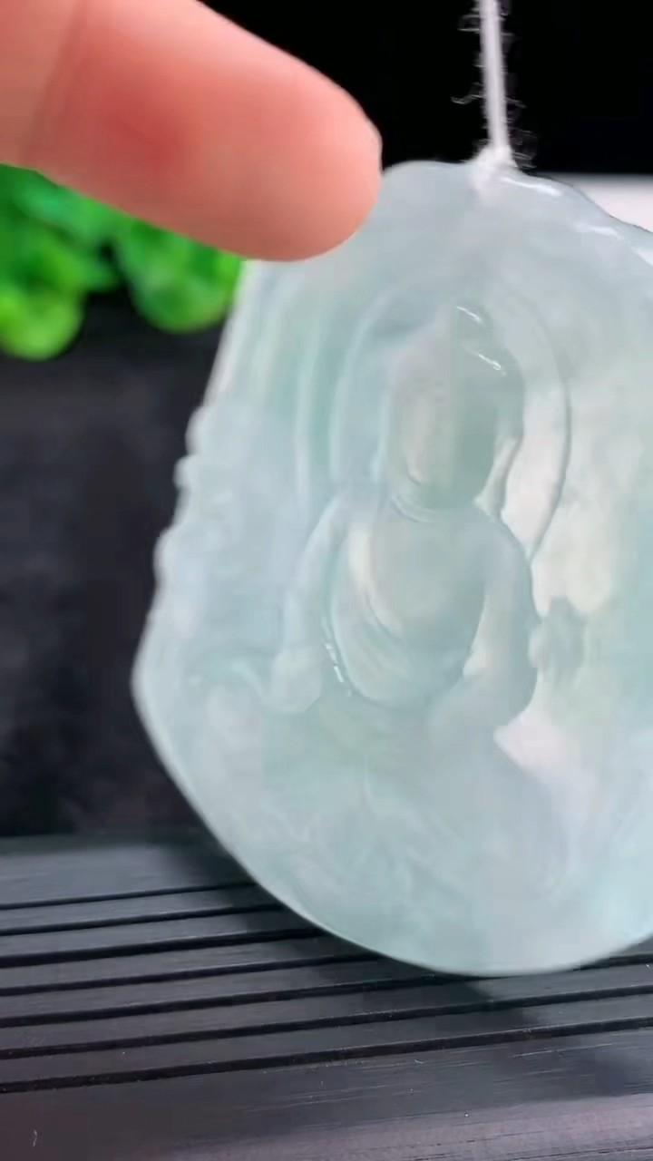 天然A货翡翠大日如来佛吊坠，尺寸55-45.5-5.2重量:26.12g
3月30日