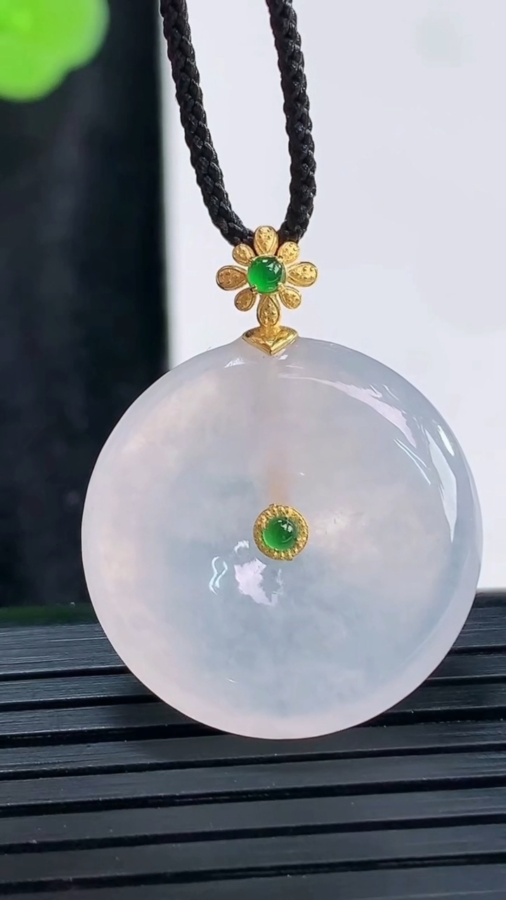 天然A货翡翠种白冰平安扣吊坠，尺寸23-5.5重量:6.24g
3月30日