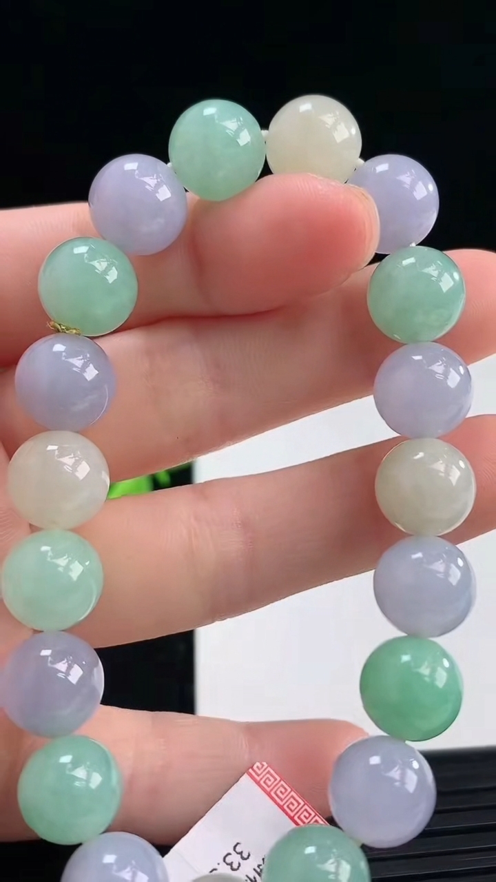 天然A货翡翠三彩圆珠手串尺寸9.9-19颗重量:33.29g3月30日
工厂直销收藏佳品,种好水足，色泽均匀，有种有色，上手高大气！