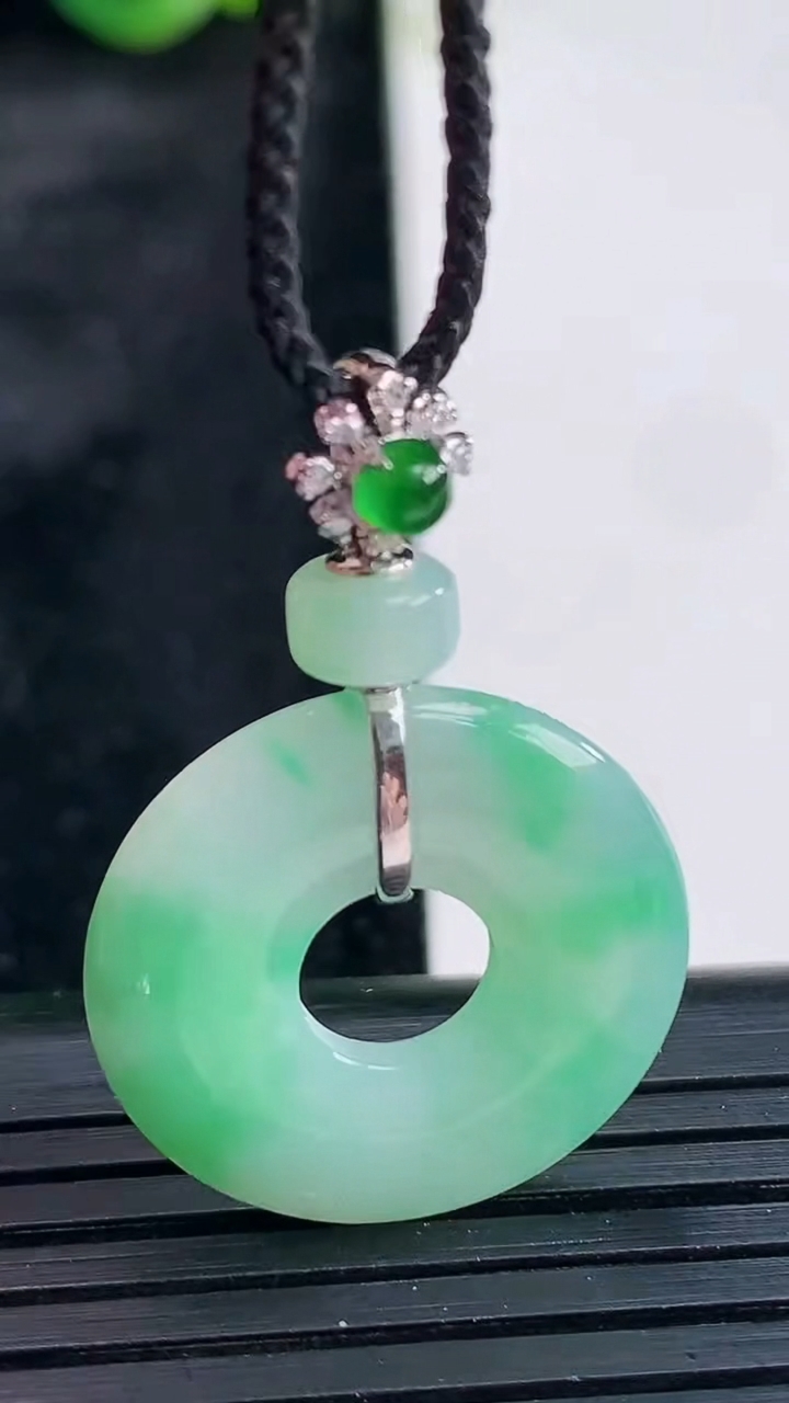 天然A货翡翠平安环吊坠，尺寸21.4-3.2重量:3.73g
3月30日