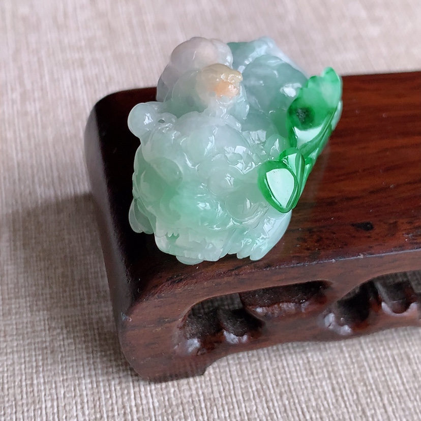 天然A货翡翠黄加绿双彩子母招财貔貅吊坠 
尺寸44.8-23-21mm 重量33.53g 0329