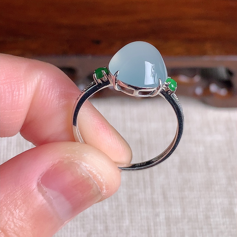 天然A货翡翠18K金伴钻镶嵌晴水蛋面戒指 圈口17.7裸石
尺寸10.5-9.6mm 重量2.35g