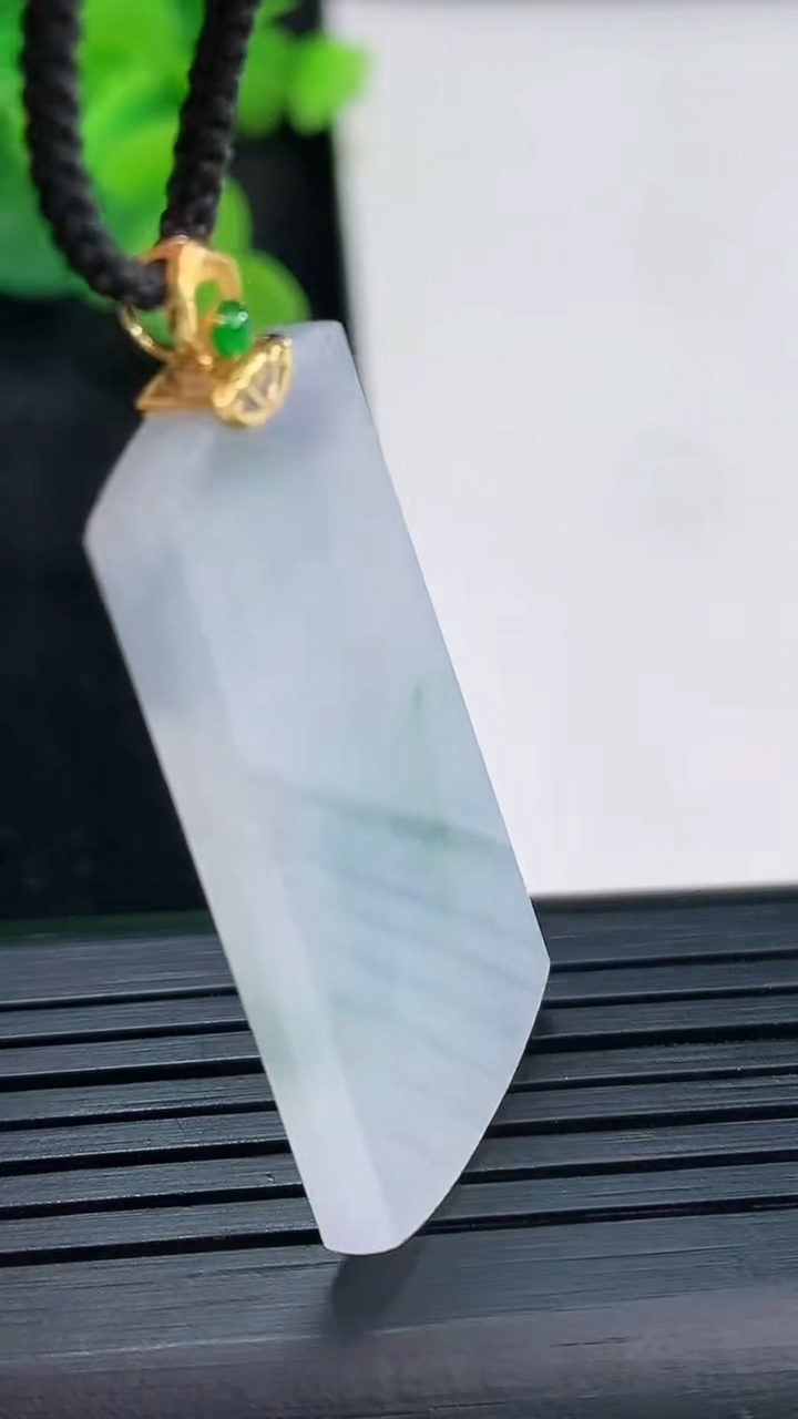 天然A货翡翠18k金紫罗兰 飘花无事牌吊坠，尺寸39-20.6-3重量:7.23g
3月30日