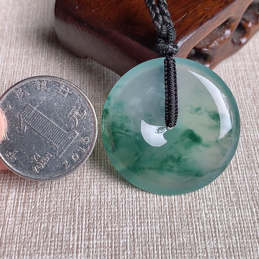 天然A货翡翠飘花平安扣吊坠 
尺寸33-5.8mm 重量15.28g 0329