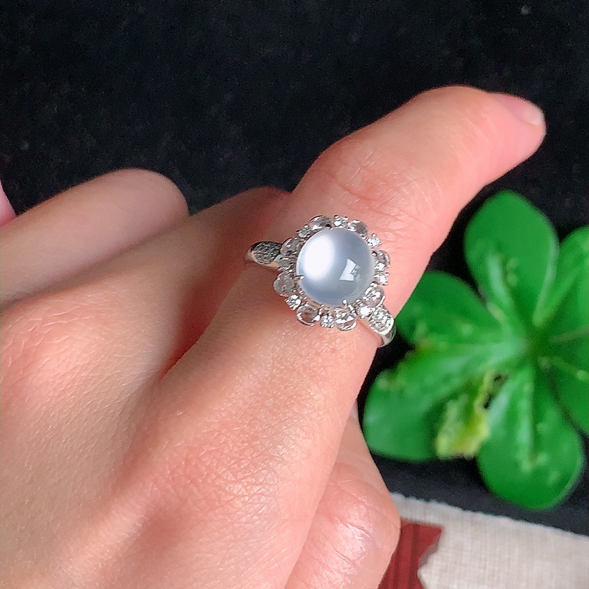 天然A货翡翠18K金伴钻镶嵌白冰白月光蛋面戒指 圈口17.4裸石
尺寸8.5-7.6mm 重量3.43g 0329