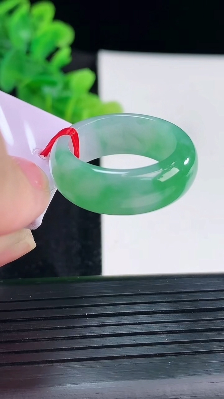 天然A货翡翠素面玉指环 戒指，尺寸19.4-9-4.2重量:8.97g2026年3月30日
工厂直销收藏佳品,种好水足，色泽均匀，有种有色，上手高大气！