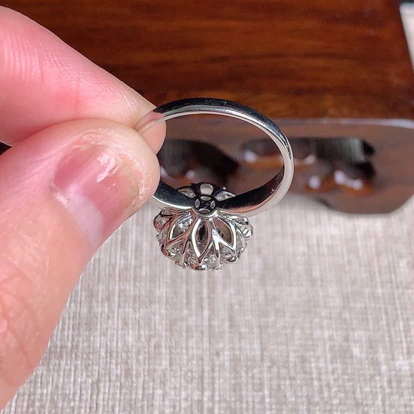 天然A货翡翠18K金伴钻镶嵌白冰白月光蛋面戒指 圈口17.4裸石
尺寸8.5-7.6mm 重量3.43g 0329