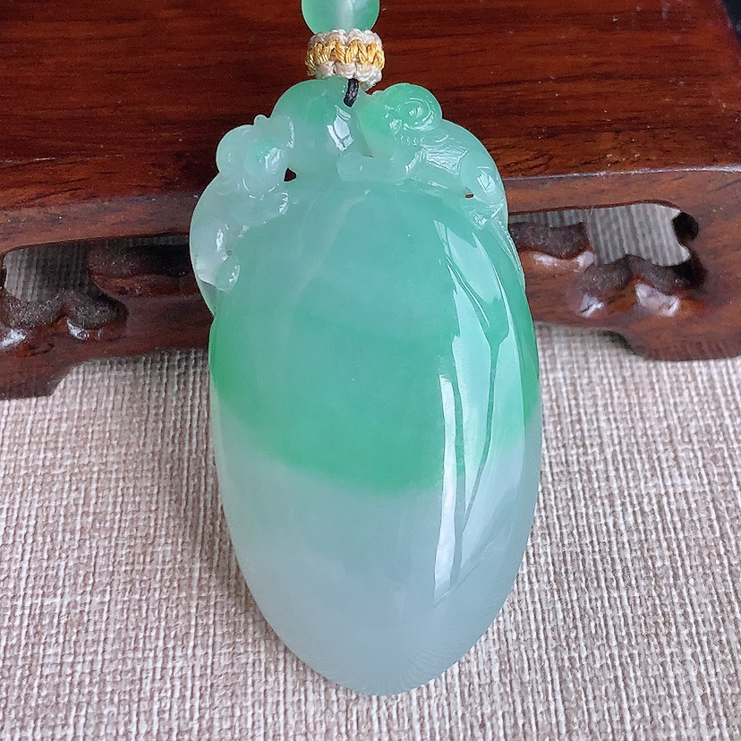 天然A货翡翠飘绿福瓜吊坠  
尺寸51.8-27.8-15.2mm 重量44.55g 0329