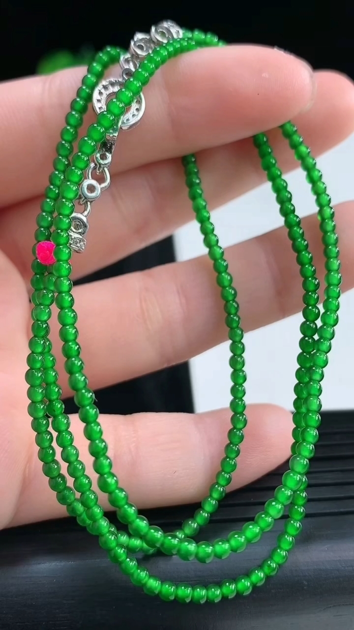 天然A货翡翠小米圆珠项链，尺寸2.5重量:6.42g3月30日
工厂直销收藏佳品,种好水足，色泽均匀
