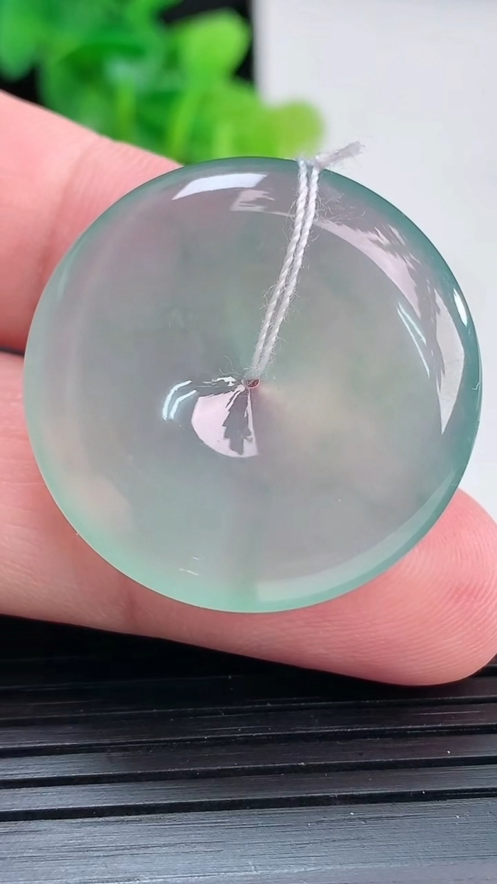 天然A货翡翠平安扣吊坠，尺寸30.5-6重量:10.86g
3月30日