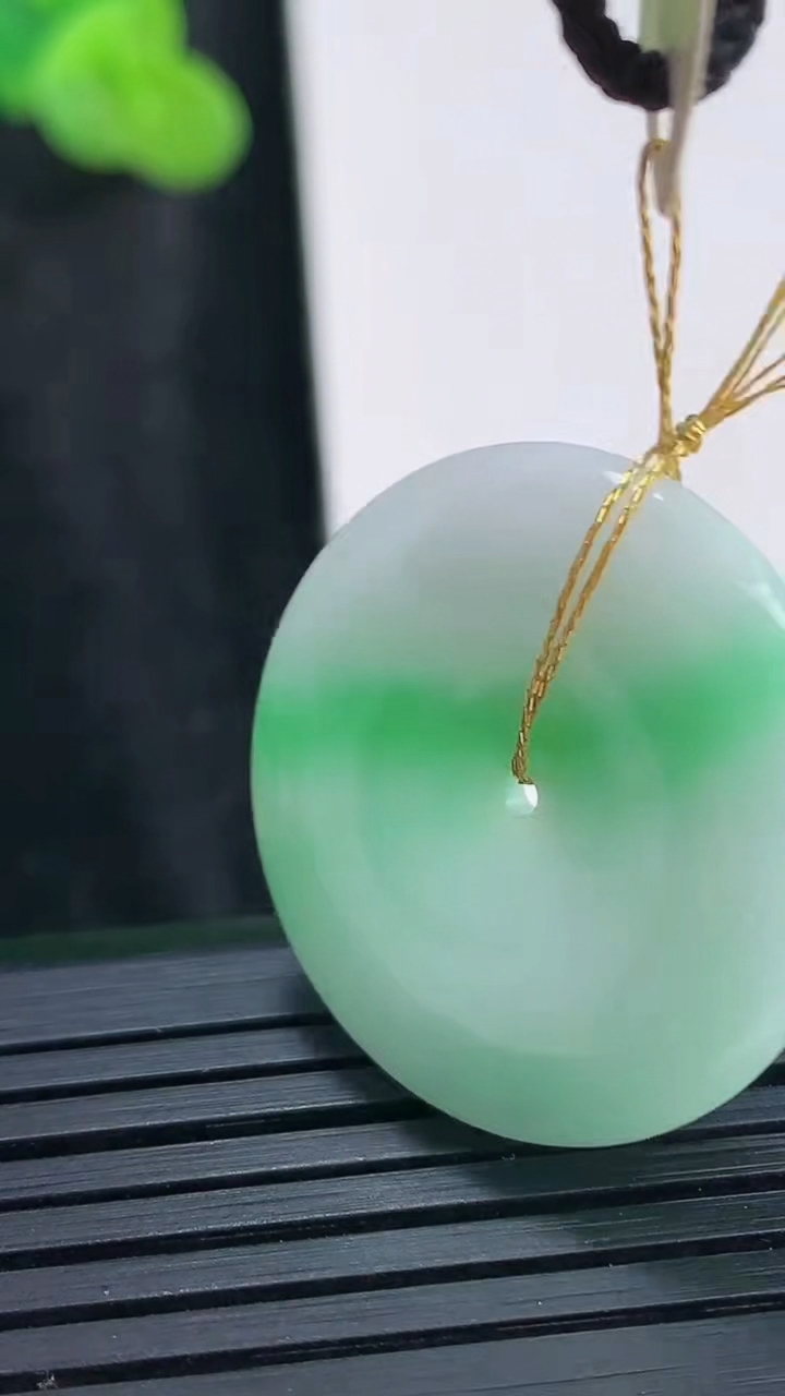 天然A货翡翠平安扣吊坠，尺寸27-5.2重量:8.22g
3月30日