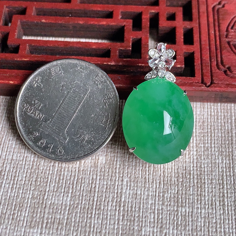 天然A货翡翠18K金伴钻镶嵌满绿蛋面吊坠 
尺寸28.5-18.2-13.2裸石15.8-14mm 重量6.90g 0329