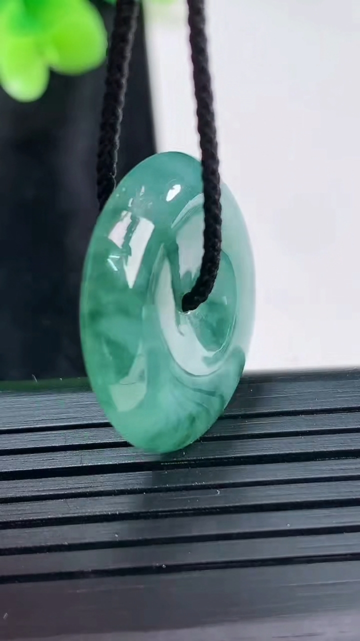 天然A货翡翠飘花平安扣吊坠，尺寸25.5-6重量:8.03g
3月30日